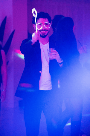 Ragazzo con bacchetta da fata e look fluo durante festa a tema a EUFORIA Show Club, Pavona – Roma Sud